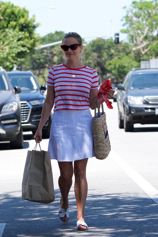 REESE WITHERSPOON Picking up Lunch in Beverly Hills 07/01/2018