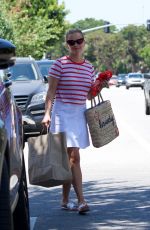 REESE WITHERSPOON Picking up Lunch in Beverly Hills 07/01/2018