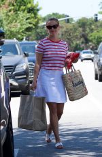 REESE WITHERSPOON Picking up Lunch in Beverly Hills 07/01/2018