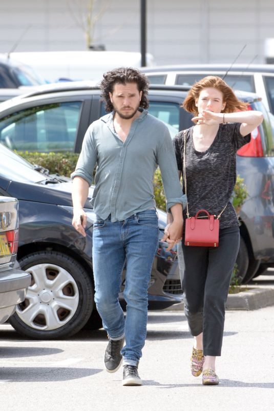 ROSE LESLIE and Kit Harington Shopping for Cat in London 07/11/2018