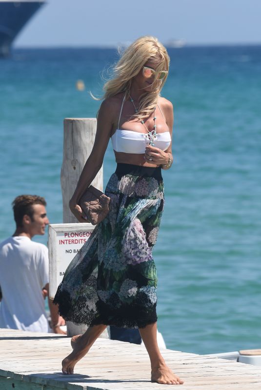 VICTORIA SILVSTEDT Arrivies at Club 55 in St. Tropez 07/24/2018