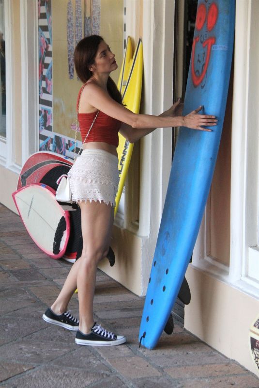 BLANCA BLANCO Shoping a Surf Board in Malibu 08/17/2018
