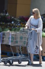 CAMERON DIAZ Sgopping at Whole Foods in Glendale 08/25/2018