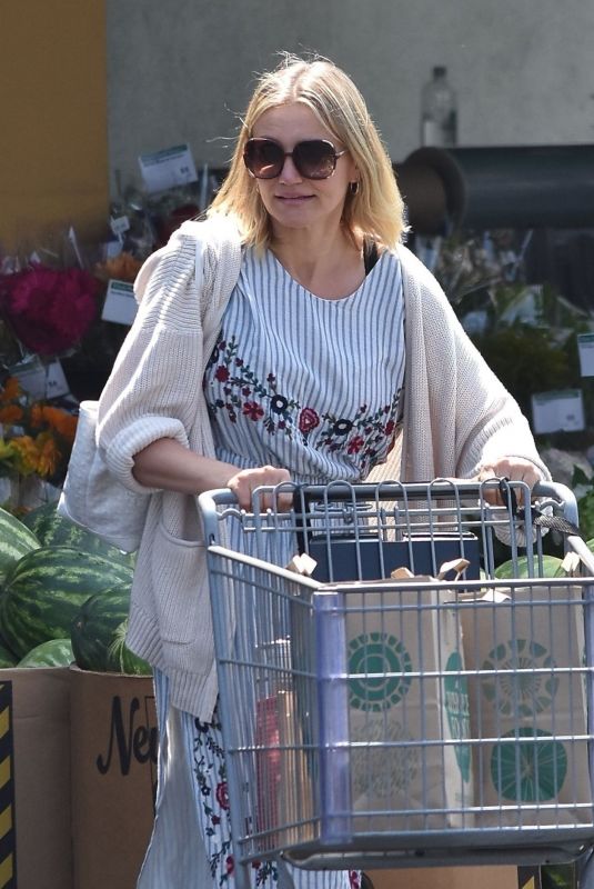 CAMERON DIAZ Sgopping at Whole Foods in Glendale 08/25/2018