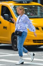 DIANE KRUGER Hailing a Taxi in New York 08/14/2018