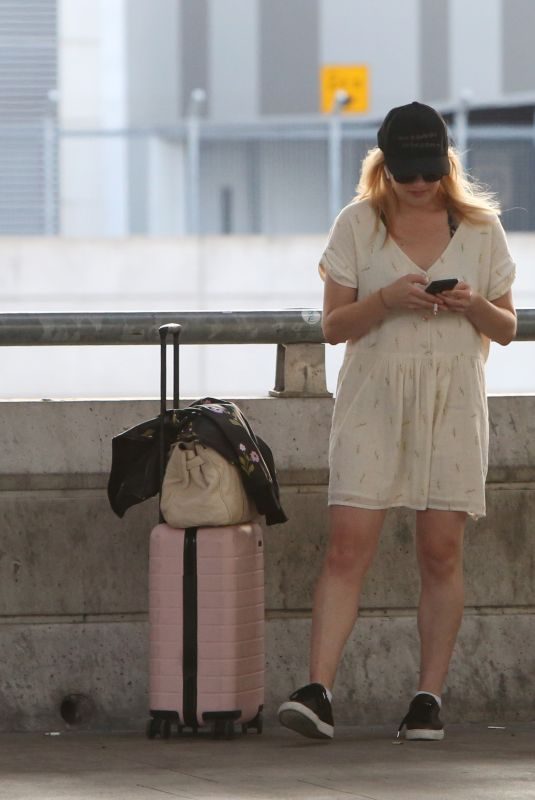 ELIZABETH MOSS at Airport in Toronto 08/12/2018