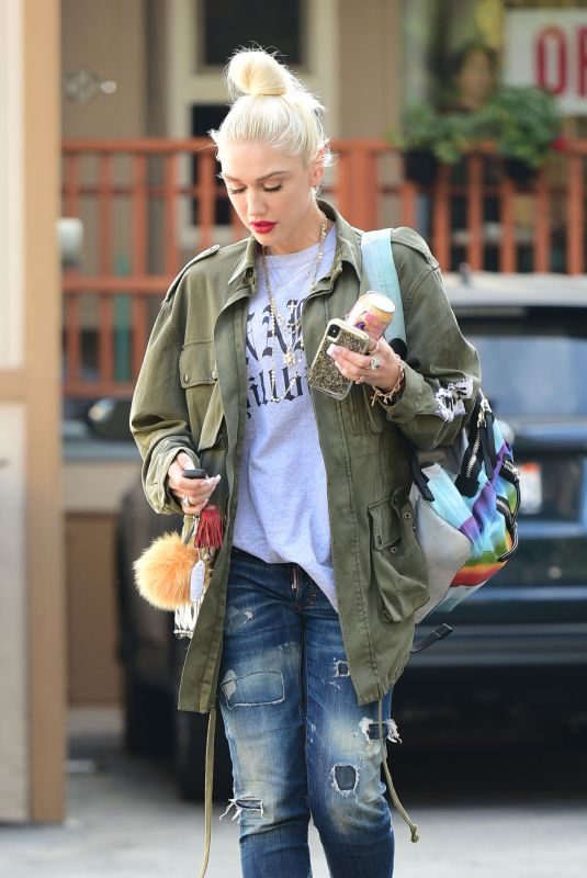 GWEN STEFANI Laves Nail Salon in Los Angeles 08/24/2018