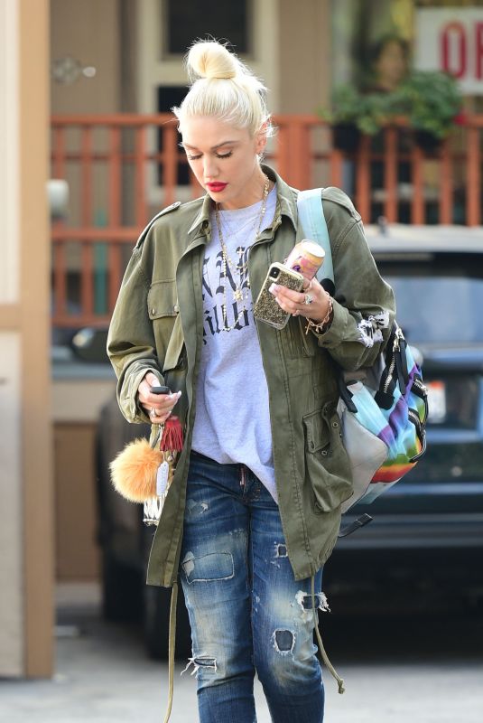 GWEN STEFANI Laves Nail Salon in Los Angeles 08/24/2018