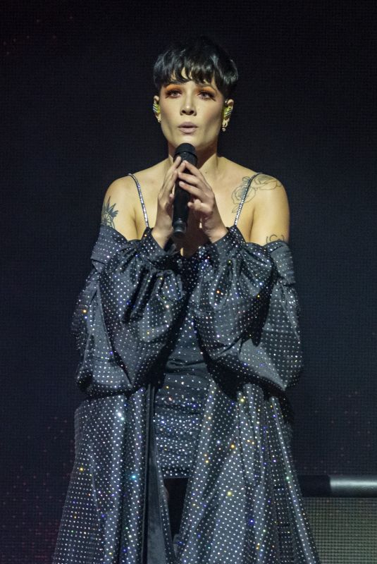 HALSEY Performs at 2018 Iheartradio Muchmusic Video Awards in Toronto 08/26/2018