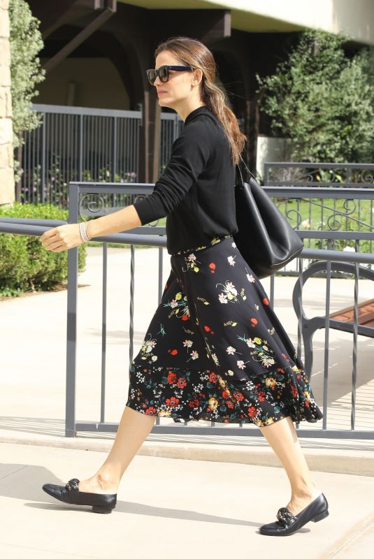JENNIFER GARNER Arrives at a Church in Pacific Palisades 08/26/2018
