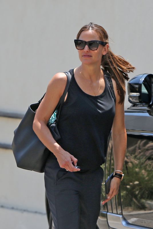 JENNIFER GARNER Out in Los Angeles 08/16/2018