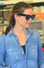 JENNIFER GARNER Shopping for School Supplies in Los Angeles 08/27/2018