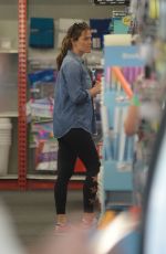 JENNIFER GARNER Shopping for School Supplies in Los Angeles 08/27/2018