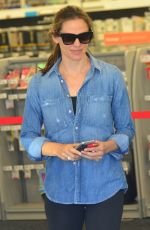 JENNIFER GARNER Shopping for School Supplies in Los Angeles 08/27/2018