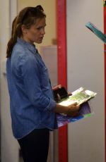 JENNIFER GARNER Shopping for School Supplies in Los Angeles 08/27/2018