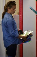 JENNIFER GARNER Shopping for School Supplies in Los Angeles 08/27/2018