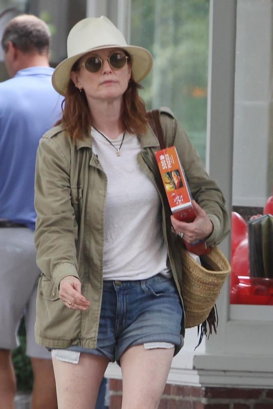 JULIANNE MOORE Out Shopping in New York 08/22/2018