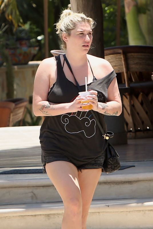KESHA SEBERT on Vacationing in Mexico 08/14/2018