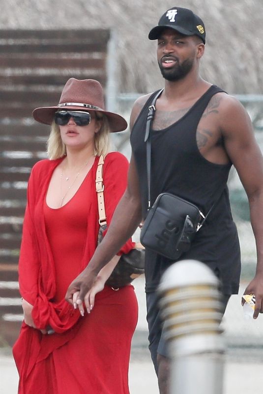 KHLOE KARDASHIAN on Vacation in Mexico 08/14/2018