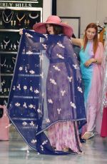 LISA VANDERPUMP Shopping for a Sarong in Beverly Hills 08/11/2018