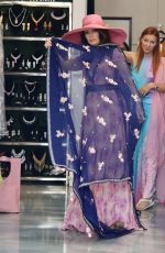 LISA VANDERPUMP Shopping for a Sarong in Beverly Hills 08/11/2018