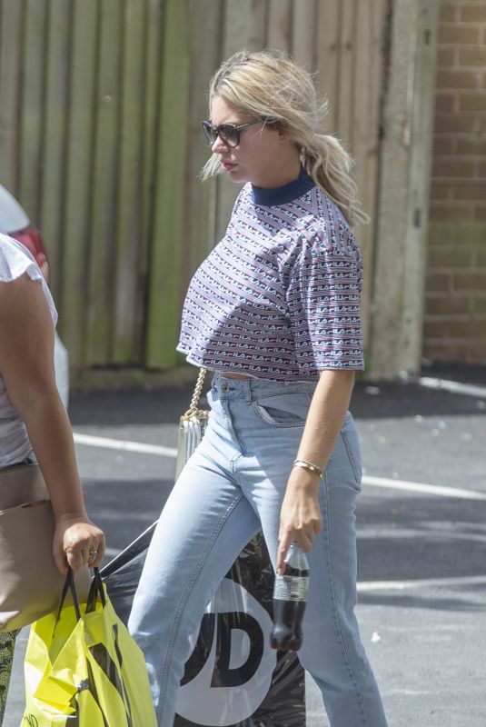 MEGAN BARTON NASONB Arrives at Her Home in Southend 08/21/2018
