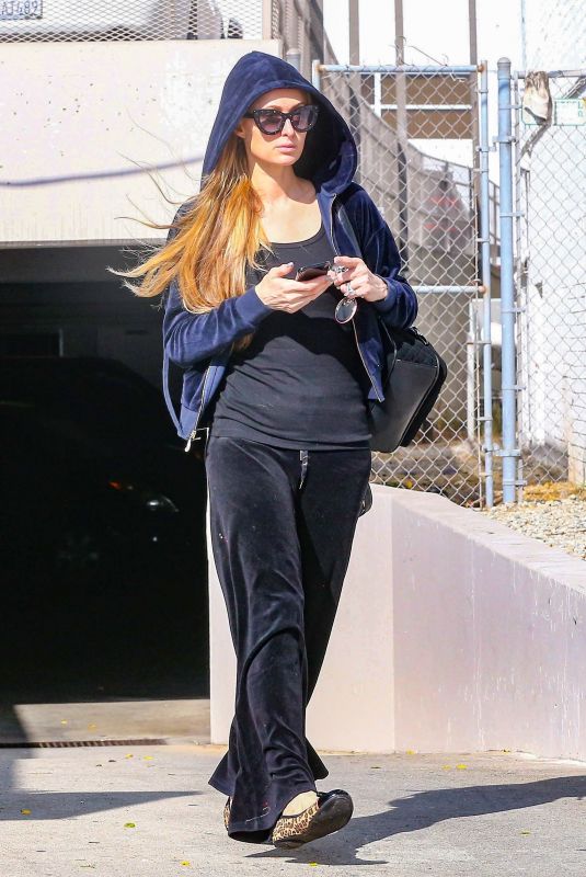 PARIS HILTON Out and About in Beverly Hills 08/25/2018
