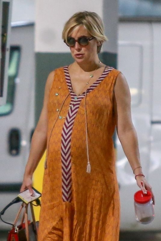 Pregnant KATE HUDSON Out Shopping in Santa Monica 08/10/2018