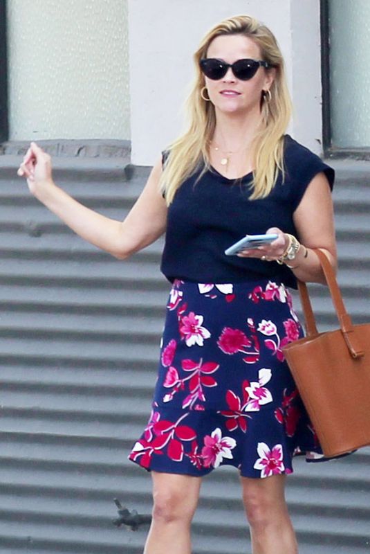 REESE WITHERSPOON Leaves a Studio in Beverly Hills 08/21/2018