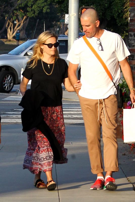 REESE WITHERSPOON Out and About in Los Angeles 08/19/2018