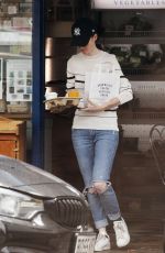 ROSE LESLIE Getting a Coffee and Breakfast in London 08/13/2018