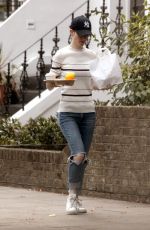ROSE LESLIE Getting a Coffee and Breakfast in London 08/13/2018
