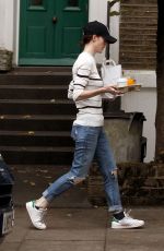 ROSE LESLIE Getting a Coffee and Breakfast in London 08/13/2018