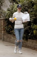 ROSE LESLIE Getting a Coffee and Breakfast in London 08/13/2018