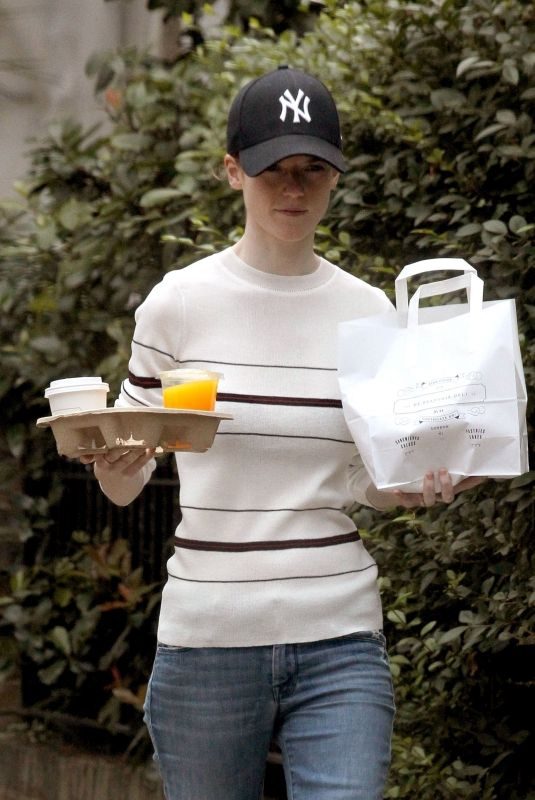 ROSE LESLIE Getting a Coffee and Breakfast in London 08/13/2018