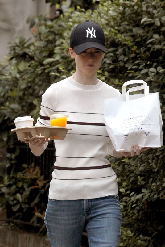 ROSE LESLIE Getting a Coffee and Breakfast in London 08/13/2018