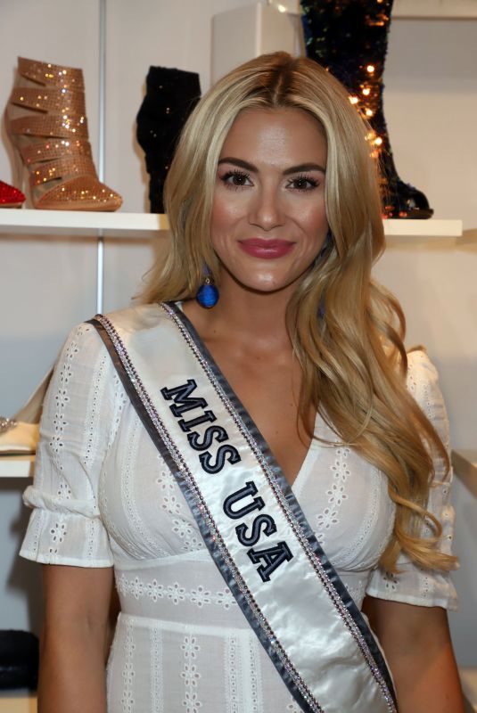 SARAH ROSE SUMMERS at WWD x Social House Panel at Magic Convention in Las Vegas 08/13/2018