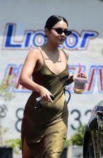 VANESSA HUDGENS and Austin Butler Out for Breakfast in Burbank 08/17/2018