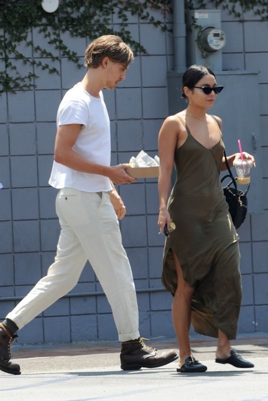 VANESSA HUDGENS and Austin Butler Out for Breakfast in Burbank 08/17/2018