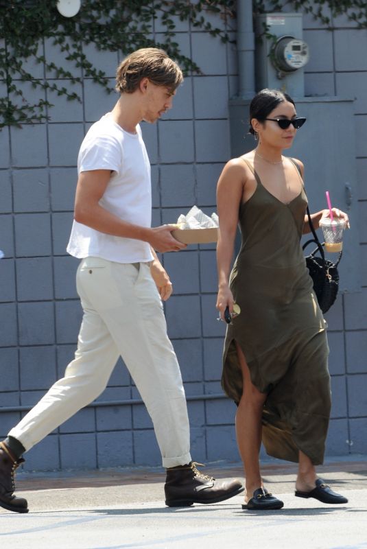 VANESSA HUDGENS and Austin Butler Out for Breakfast in Burbank 08/17/2018
