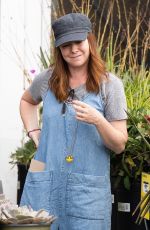 ALYSON HANNIGAN Shopping for Flowers in Los Angeles 09/02/2018