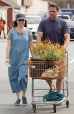 ALYSON HANNIGAN Shopping for Flowers in Los Angeles 09/02/2018