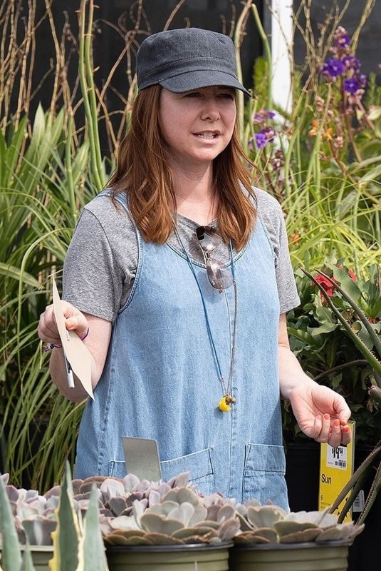 ALYSON HANNIGAN Shopping for Flowers in Los Angeles 09/02/2018