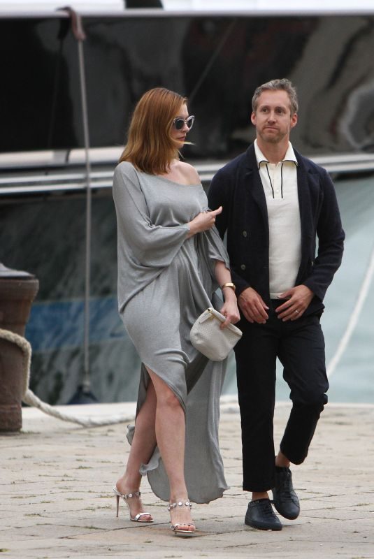 ANNE HATHAWAY and Adam Shulman Out in Venice 09/01/2018