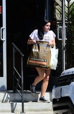 ARIEL WINTER Shopping for Pet Food and Supplies in Los Angeles 09/08/2018