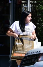 ARIEL WINTER Shopping for Pet Food and Supplies in Los Angeles 09/08/2018