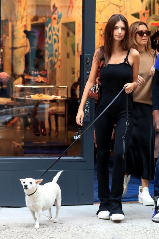 EMILY RATAJKOWS Walks Her Dog Out in New York 09/14/2018