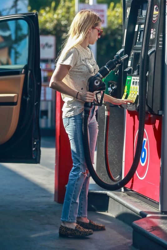 EMMA ROBERTS at a Gas Station in Los Feliz 09/23/2018