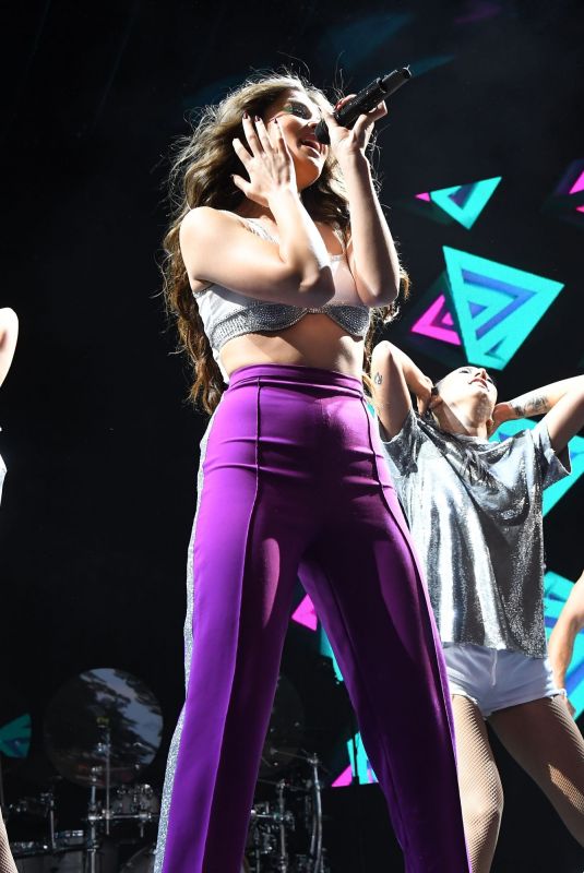 HAILEE STEINFELD Perfors at Voicenotes Tour at Verizon Wireless Amphitheatre in Alpharetta 09/29/2018
