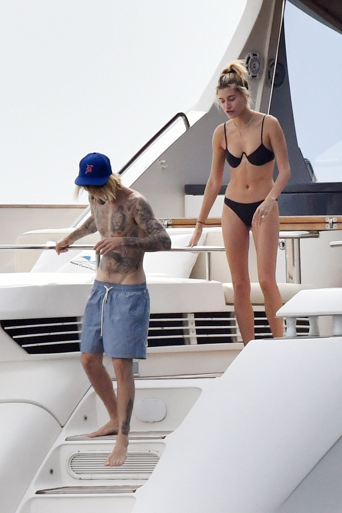 Hailey Baldwin In Bikini And Justin Bieber At A Yacht In